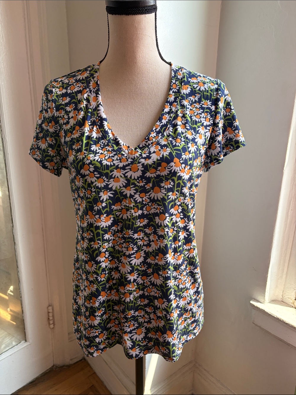 [Lesley Evers] Daisy Print V-Neck T-shirt